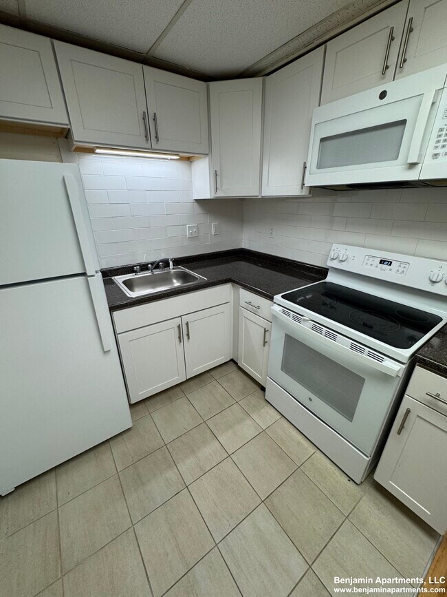 431 Cambridge St, Unit 32 in Boston, MA - Foto de edificio - Building Photo