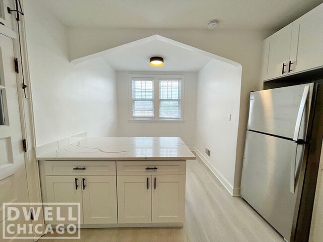 5800 N Richmond St, Unit 2 in Chicago, IL - Building Photo - Building Photo