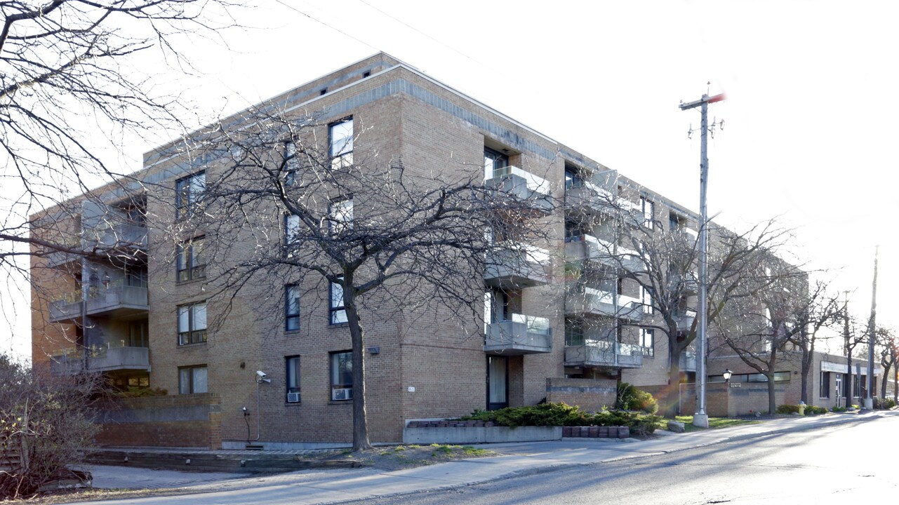 Belanger Place in Ottawa, ON - Building Photo