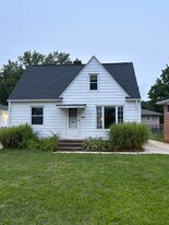 3210 W Ridgewood Dr in Parma, OH - Building Photo