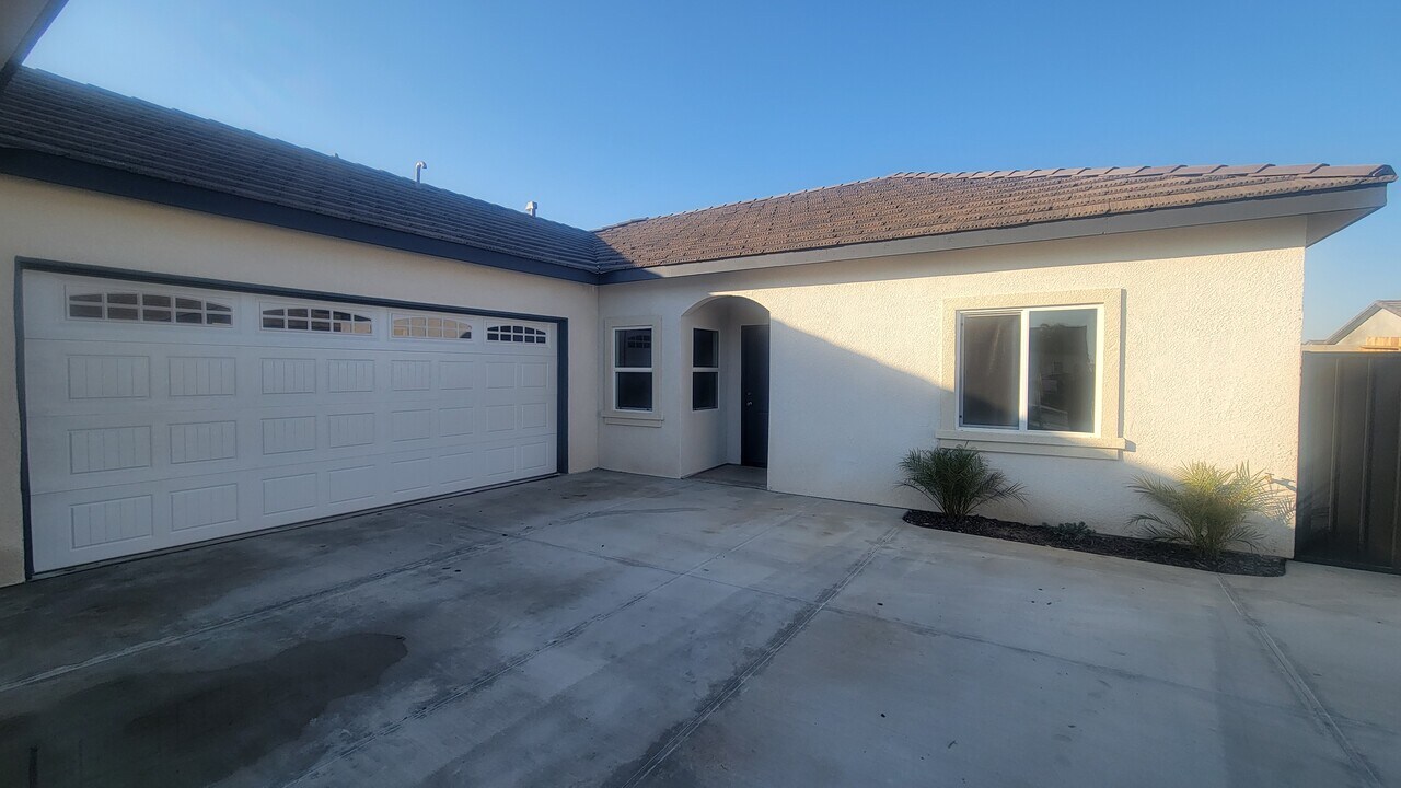 9708 Krista Vineyard Way, Unit A in Bakersfield, CA - Building Photo