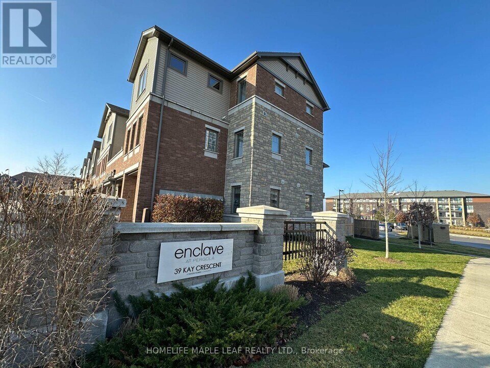 39-39 Kay Cres in Guelph, ON - Building Photo