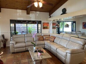 10361 Juniper Ct in Pembroke Pines, FL - Foto de edificio - Building Photo