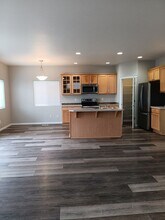 652 Jasmine Cir in Independence, OR - Building Photo - Building Photo