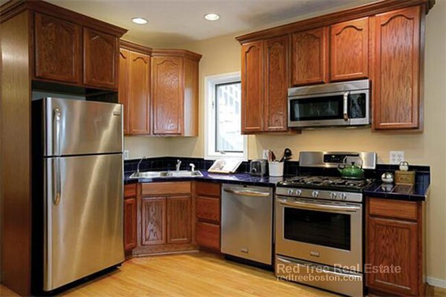 7 Iroquois St, Unit 2 in Boston, MA - Building Photo - Building Photo