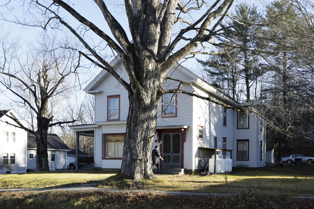 75 Beech St in Bristol, NH - Foto de edificio