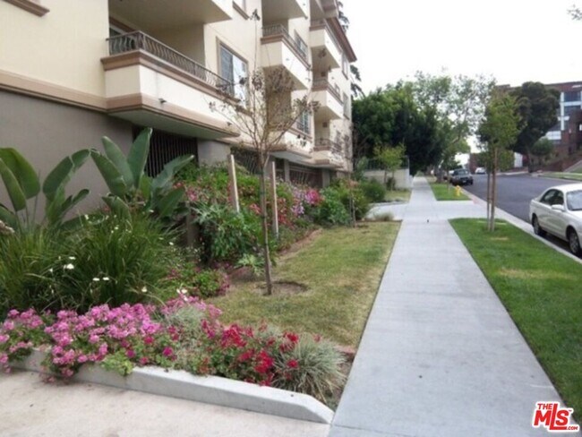 962 S Gramercy Dr in Los Angeles, CA - Building Photo - Building Photo