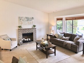 Lynnwood Home (Reduced rent until May 30th) in Lynnwood, WA - Foto de edificio - Building Photo