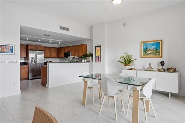 8390 SW 72nd Ave in Miami, FL - Foto de edificio - Building Photo