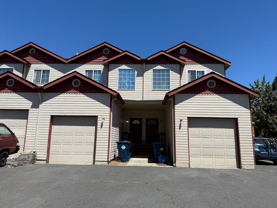 2332 NE Ocker Dr in Bend, OR - Building Photo