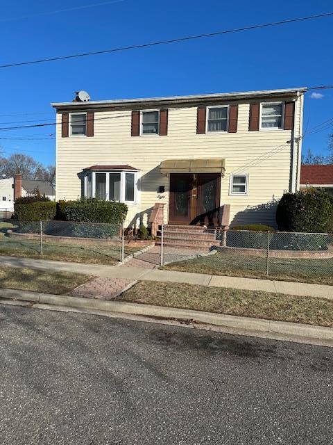8 Robert Ave in Massapequa, NY - Foto de edificio