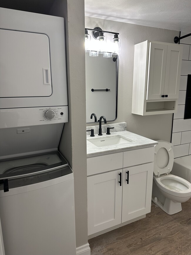 Lake View Shores Apartments in Maumee, OH - Building Photo - Building Photo