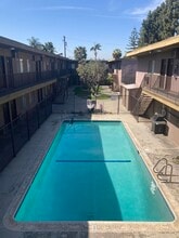Seville Apartments in Downey, CA - Foto de edificio - Building Photo