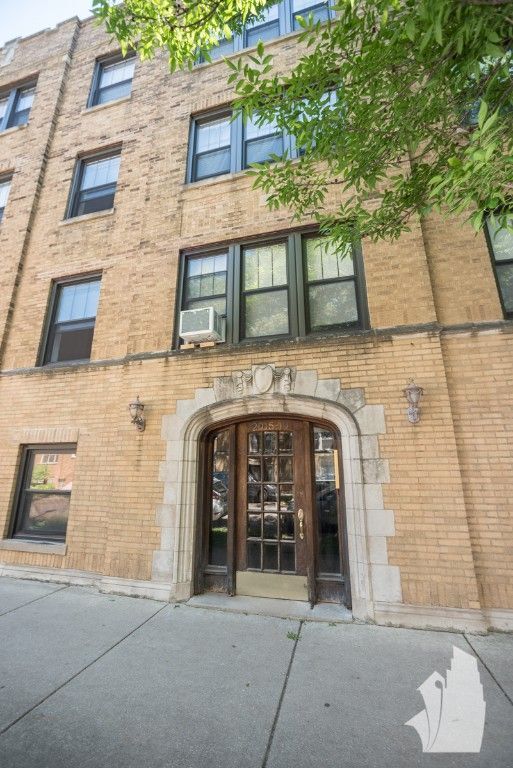 2015 W Ainslie St in Chicago, IL - Foto de edificio - Building Photo