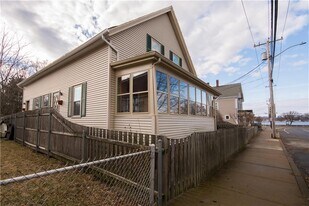 12 Washington St in Bristol, RI - Building Photo