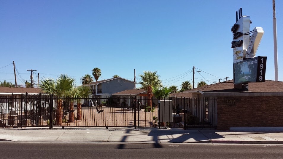 Palm Piazza Apartments in Las Vegas, NV - Building Photo