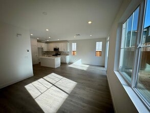 412 Mystic Ln in Pittsburg, CA - Building Photo - Building Photo