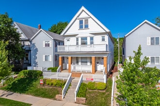 3373 N Oakland Ave in Milwaukee, WI - Foto de edificio - Building Photo