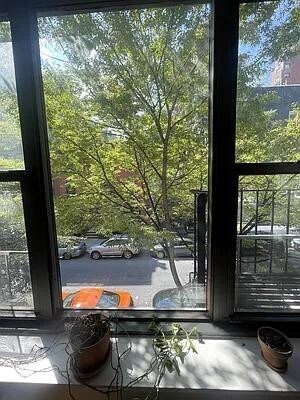 147 E 82nd St in New York, NY - Building Photo