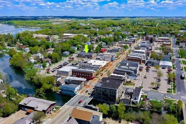 123 E Washington St in Stoughton, WI - Building Photo - Building Photo