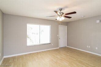 2533 Fairbrook St in North Port, FL - Foto de edificio - Building Photo