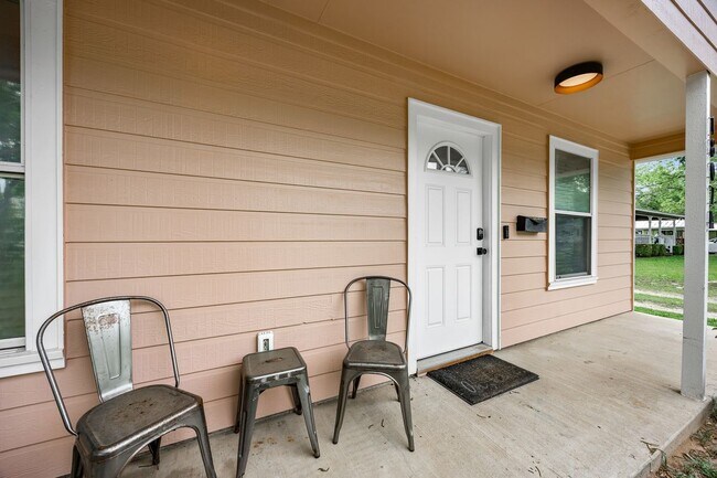 1807 Pecan St in Bastrop, TX - Building Photo - Building Photo