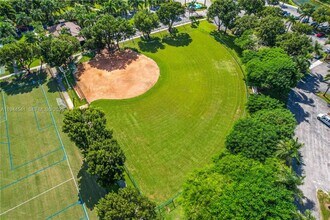10730 NW 66th St in Doral, FL - Foto de edificio - Building Photo