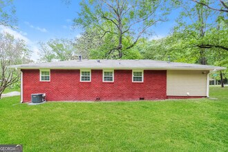 5550 Longmeadow Ln in Atlanta, GA - Building Photo - Building Photo