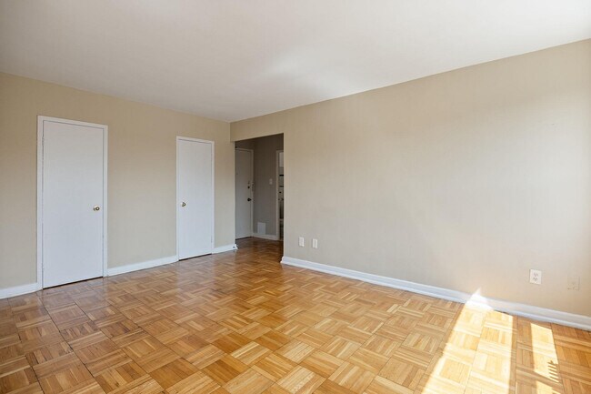 2890 St Clair Ave E in Toronto, ON - Building Photo - Building Photo