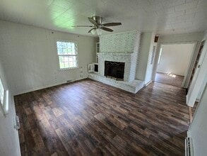 749 E Main St in Laurens, SC - Foto de edificio - Building Photo