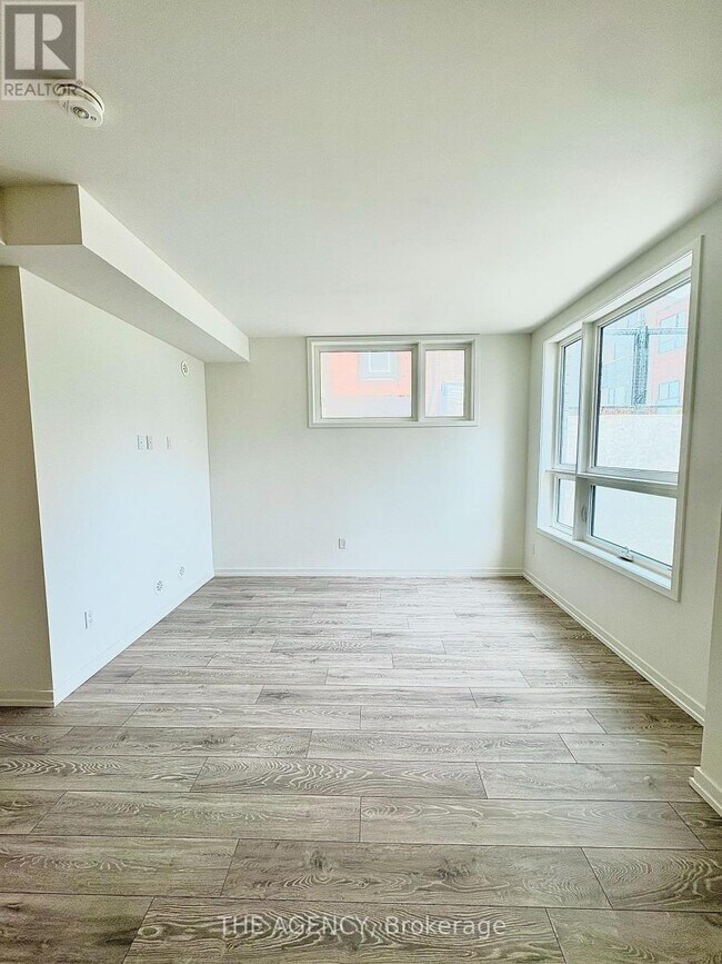 14 Lytham Grn Cir in Newmarket, ON - Building Photo - Building Photo