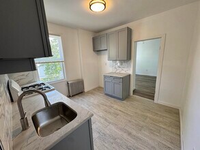 52 E 37th St in Bayonne, NJ - Building Photo - Building Photo