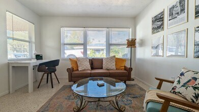 2846 W Tamiami Cir in Sarasota, FL - Building Photo - Building Photo