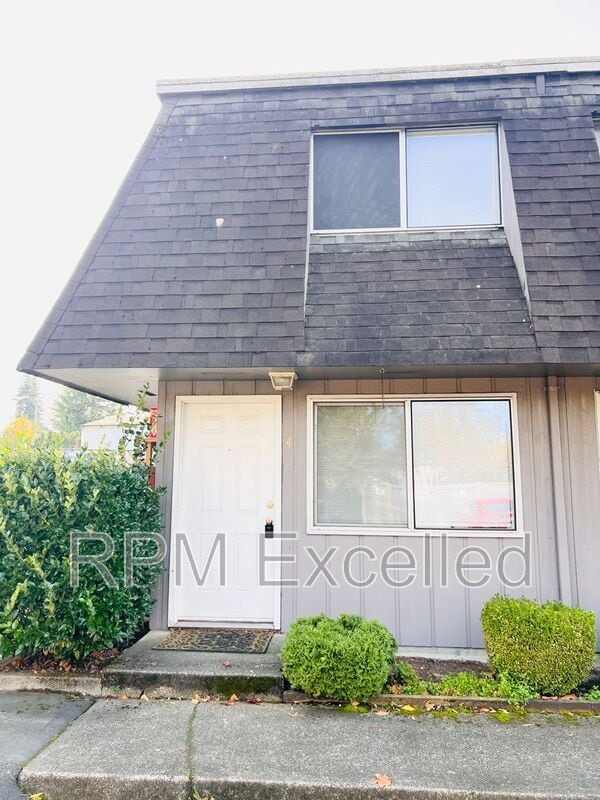 property at 634 M St NE