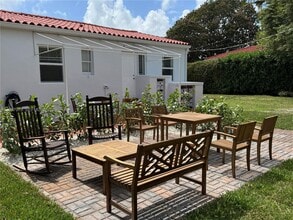 51 Montilla Ave in Coral Gables, FL - Foto de edificio - Building Photo