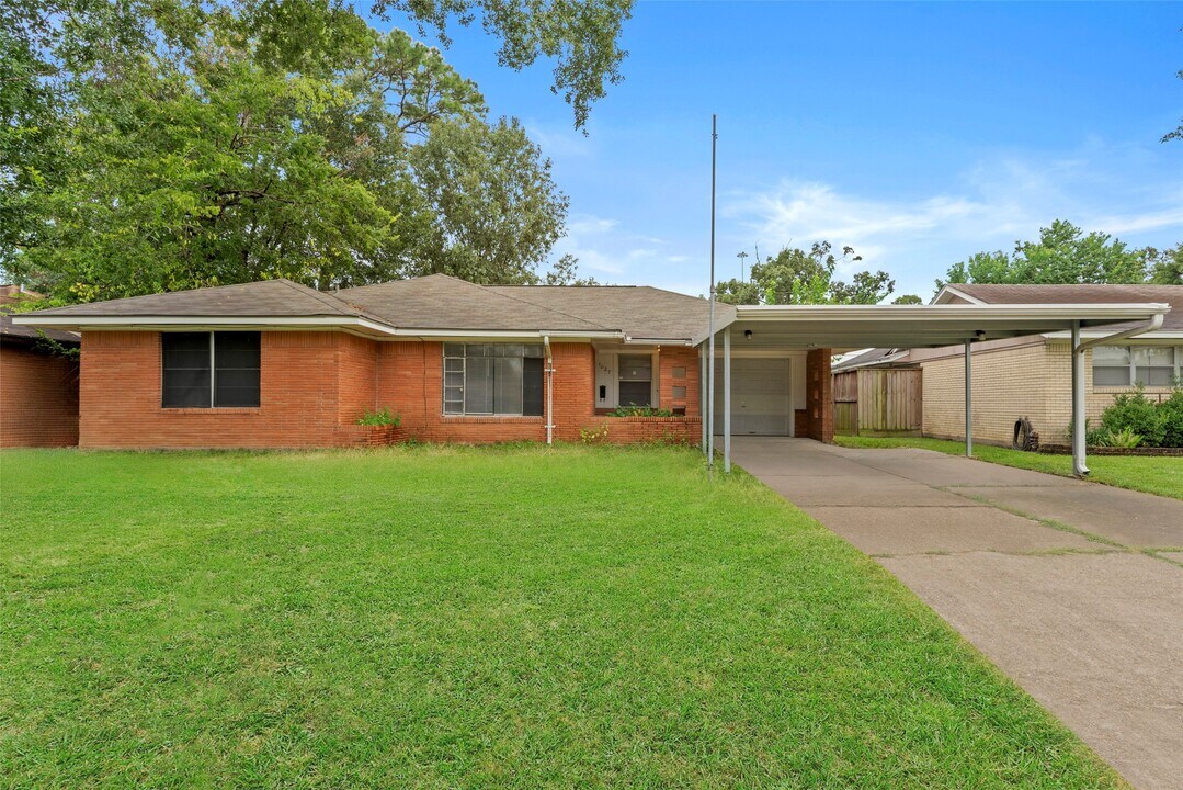 1027 Stonecrest Dr in Houston, TX - Building Photo