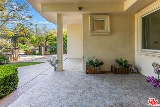 391 S Saltair Ave in Los Angeles, CA - Building Photo - Building Photo