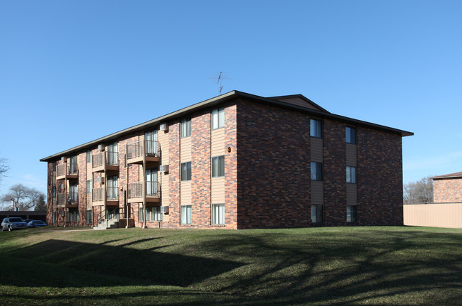 325 14th Ave SE in St. Cloud, MN - Foto de edificio - Building Photo