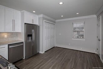 2 Victorian Ct in Holtsville, NY - Foto de edificio - Building Photo