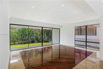 8118 Los Pinos Blvd in Coral Gables, FL - Foto de edificio - Building Photo