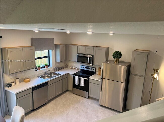 417 NE 1st Dr in Homestead, FL - Building Photo - Building Photo