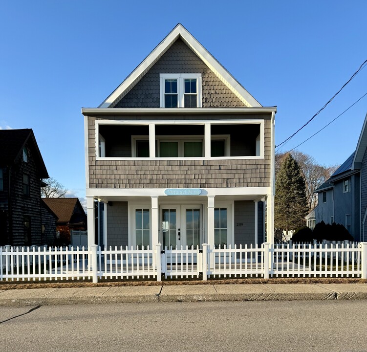 209 Seaside Ave in Westbrook, CT - Building Photo