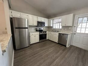 116 Pine Crest Dr in Jacksonville, NC - Building Photo - Building Photo