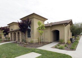 Sommerset Place Apartments in Sacramento, CA - Building Photo