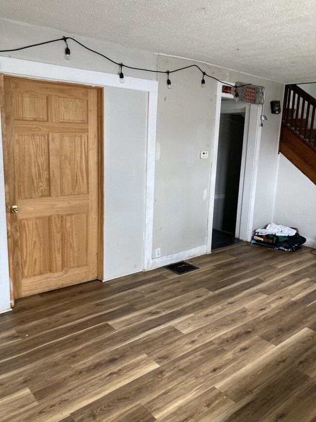 1526 3rd St, Unit Bedroom 1 in Charleston, IL - Building Photo - Building Photo