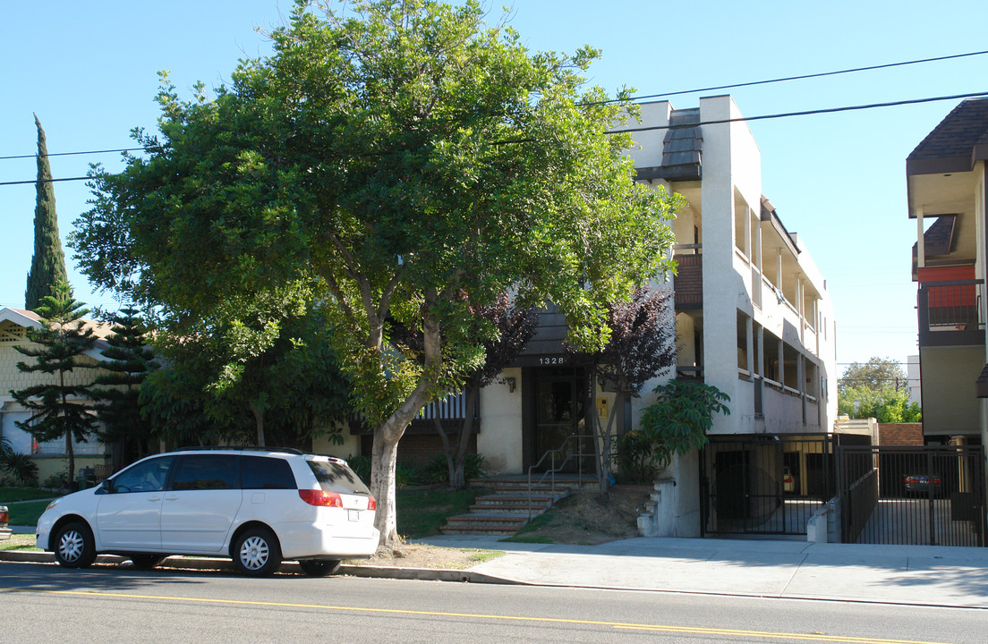 1328 E Wilson Ave in Glendale, CA - Building Photo