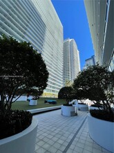 1111 SW 1st Ave in Miami, FL - Foto de edificio - Building Photo