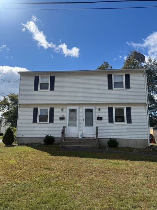 37-39 Greenwood St in Westfield, MA - Building Photo