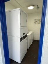 3720 N Pine Island Rd in Sunrise, FL - Foto de edificio - Building Photo