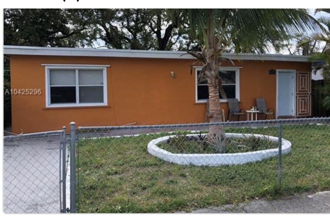 1370 NE 153rd St in North Miami Beach, FL - Foto de edificio